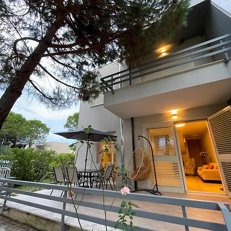 Villa Happy, Lura 3 - First On The Upper Row
